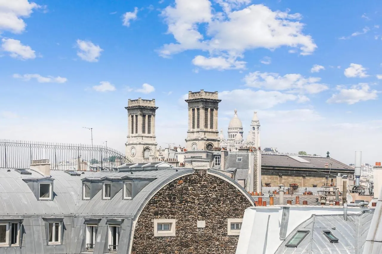 Artists' On The Roofs Of Montmartre - Welkeys * Paris